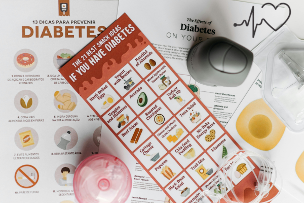 Infographic showing 21 best snack ideas for people with diabetes, including eggs, yogurt with berries, almonds, avocado, and roasted chickpeas.